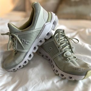 On running Women's Cloudswift Low Top Running Sneakers Size 7 Hay/Leaf